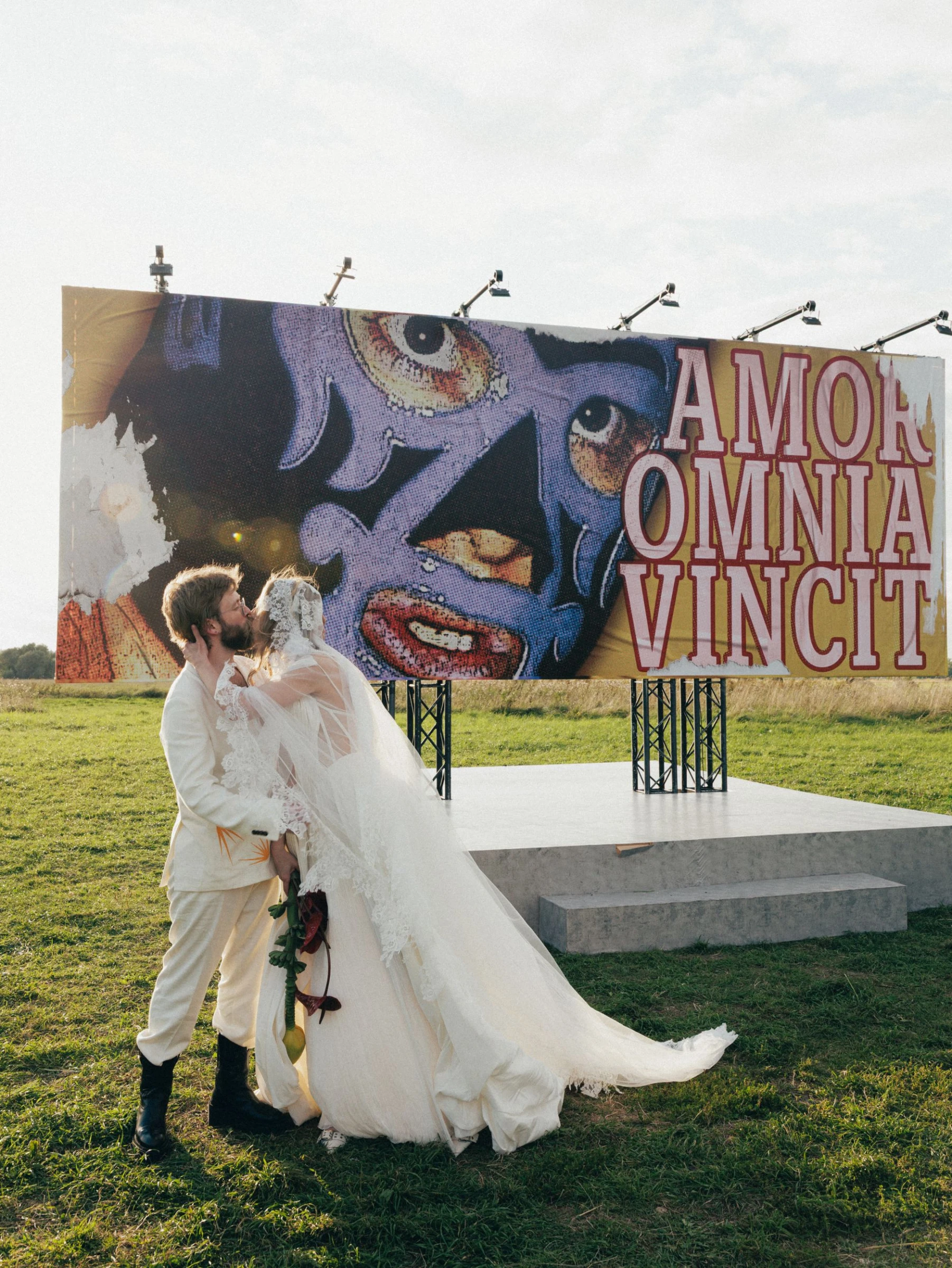 Свадьба «Omnia vincit Amor»: история любви, в которой соединились роуд-трипы, мистика и эстетика борцов-лучадоров